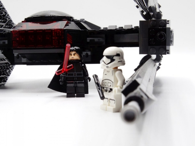 Kylo Ren und der Stormtrooper vor dem Tie silencer.