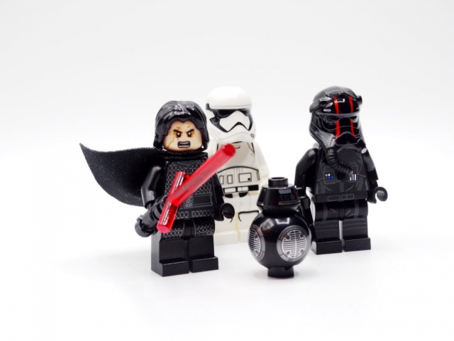Die vier Minifiguren des Sets: Kylo Ren, ein First-OrderStormtrooper, der Droide BB-9E und ein TIE-Pilot.
