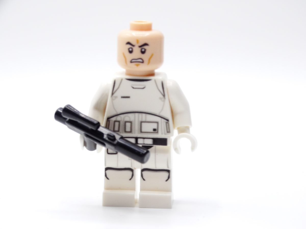 Stormtrooper-Minifigur ohne Helm in der Vorderansicht.